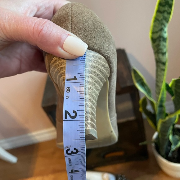 Vintage Light Brown Suede 'Hogl' Wood Stacked Heel Pumps - Picture 4 of 16
